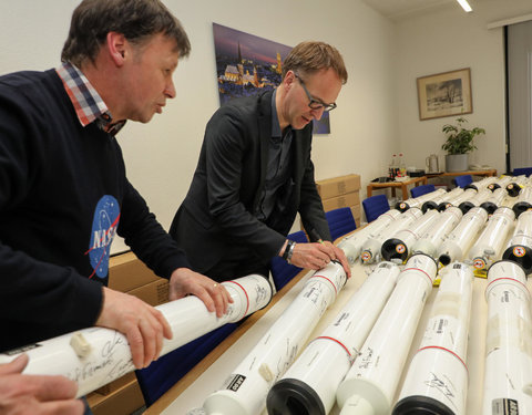 Rector UGent signeert telescopen voor het project 'Sterren Schitteren voor Iedereen'