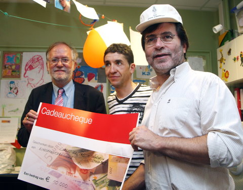Spaanse wielrenner Carlos Sastre, tourwinnaar 2008, schenkt cheque aan Kinderkankerfonds en bezoekt UZ Gent-32276