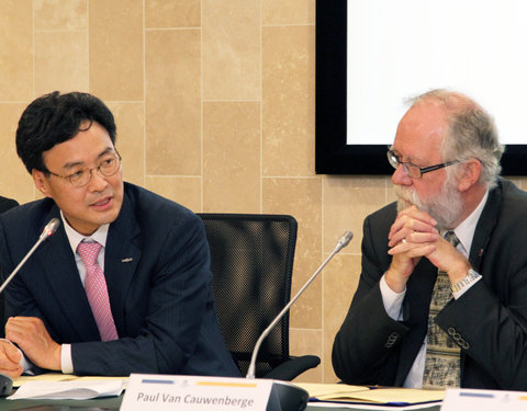 Ondertekening financieel akkoord tussen UGent en Koreaanse partners i.v.m. branch campus in Incheon (Zuid-Korea)-3930