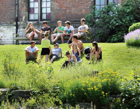Gezond vieruurtje voor Gentse studenten in de tuin van de Sint-Pietersabdij-43518