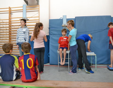 In basisschool De Boomgaard testen studenten LO kinderen in het kader van het Vlaams SportKompas-45556