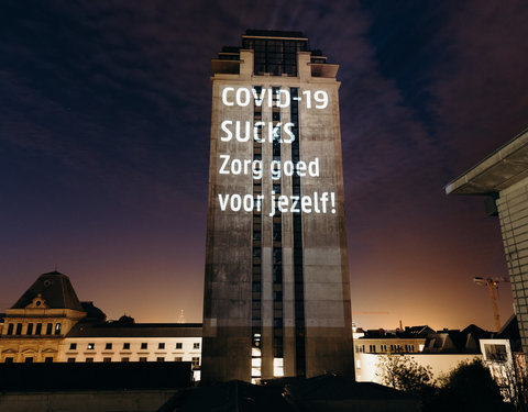 Corona projectie op Boekentoren, slogan 3