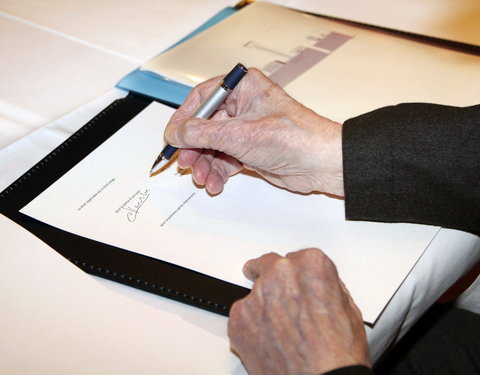 Ondertekening protocol voor schenking Charles Vandenhove, kaderend in het concept van het ‘Vandenhove Paviljoen’ en uitreiking e