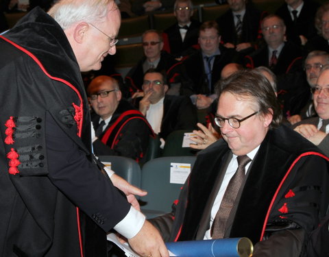 Uitreiking institutioneel eredoctoraat aan Nederlandse criminoloog en hoogleraar-31610