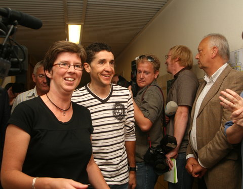 Spaanse wielrenner Carlos Sastre, tourwinnaar 2008, schenkt cheque aan Kinderkankerfonds en bezoekt UZ Gent-32267