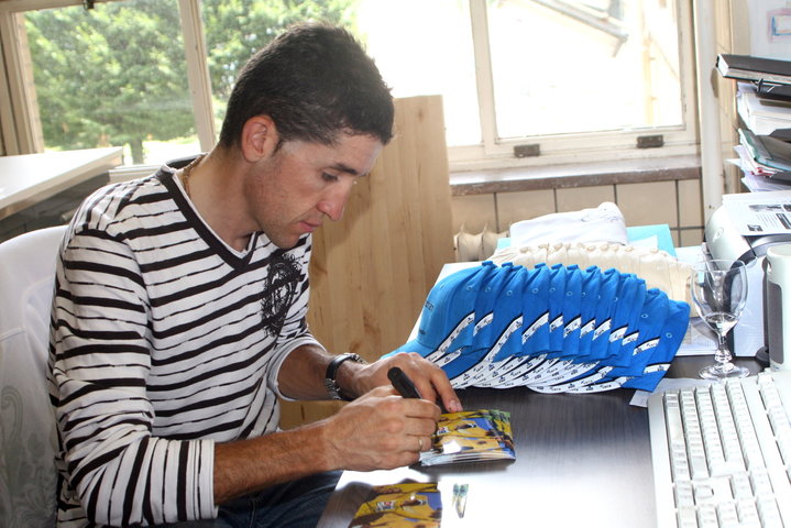 Spaanse wielrenner Carlos Sastre, tourwinnaar 2008, schenkt cheque aan Kinderkankerfonds en bezoekt UZ Gent-32275