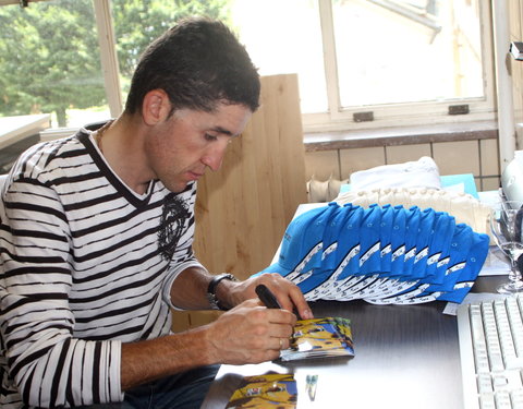 Spaanse wielrenner Carlos Sastre, tourwinnaar 2008, schenkt cheque aan Kinderkankerfonds en bezoekt UZ Gent-32275