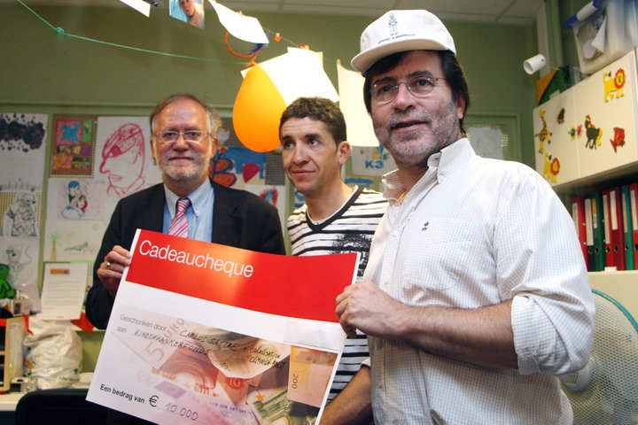 Spaanse wielrenner Carlos Sastre, tourwinnaar 2008, schenkt cheque aan Kinderkankerfonds en bezoekt UZ Gent-32276