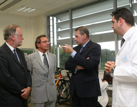 Bezoek van dr Jacques Rogge aan dopingcontrolelabo-34133