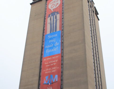 Onthulling reuzebanner aan Boekentoren in het kader van Monumentenstrijd (een wedstrijd waarbij het publiek beslist welk waardev