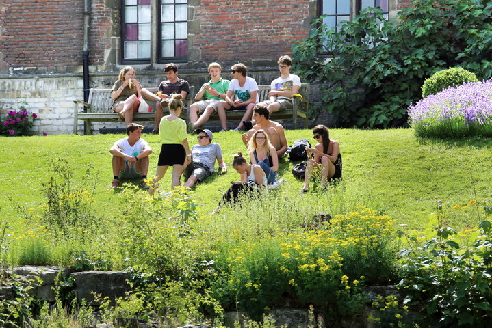 Gezond vieruurtje voor Gentse studenten in de tuin van de Sint-Pietersabdij-43518