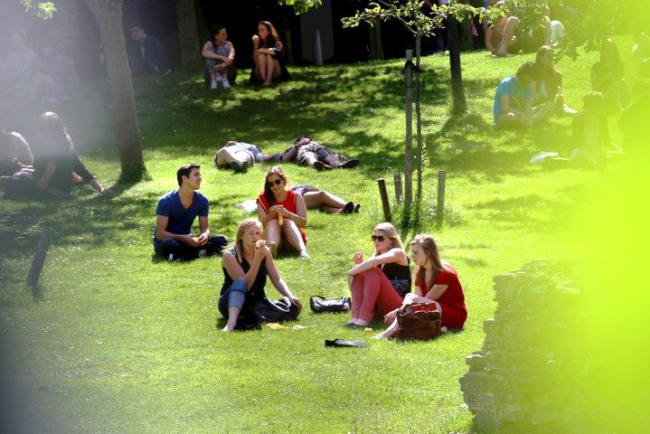 Gezond vieruurtje voor Gentse studenten in de tuin van de Sint-Pietersabdij-43520