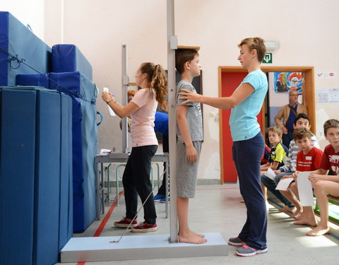 In basisschool De Boomgaard testen studenten LO kinderen in het kader van het Vlaams SportKompas-45555