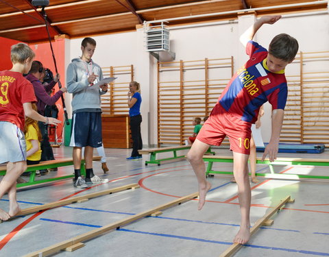 In basisschool De Boomgaard testen studenten LO kinderen in het kader van het Vlaams SportKompas-45569