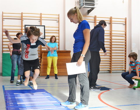 In basisschool De Boomgaard testen studenten LO kinderen in het kader van het Vlaams SportKompas-45575