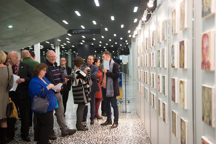 Opening tentoonstelling 'Belgische koorddansers’ met 52 schilderijen van Belgische premiers-59039