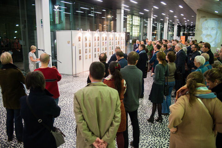 Opening tentoonstelling 'Belgische koorddansers’ met 52 schilderijen van Belgische premiers-59049