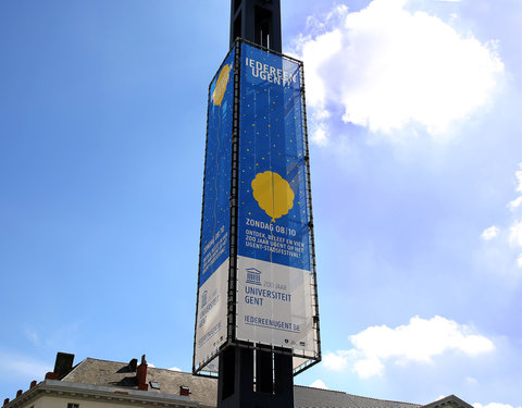 Verlichtingsmast op Woodrow Wilsonplein met 'Iedereen UGent!' banners
