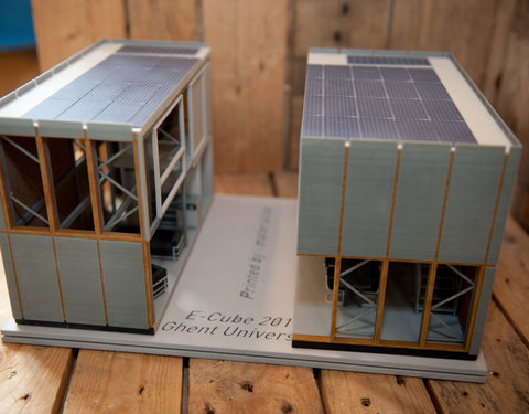 Officiële opening van E-Cube UGent (een betaalbare doe-het-zelf kit voor een ecologische woning met zonne-energie), ter voorbere