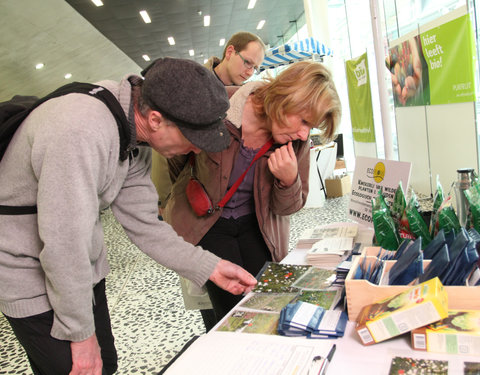 Ecomarkt in het kader van de energiecampagne 2011, met o.a. voorstelling van UGent onderzoek naar ecologie en duurzaamheid-8537