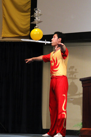 Optreden van Chinese acrobaten n.a.v. viering twintigjarig bestaan zusterrelatie tussen de provincie Oost-Vlaanderen en de Chine