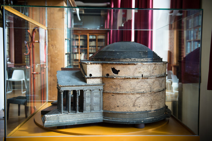 Verhuis kurkmaquette Pantheon naar het UZ Gent