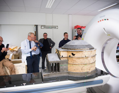Kurkmaquette Pantheon onder CT-scanner in UZ Gent