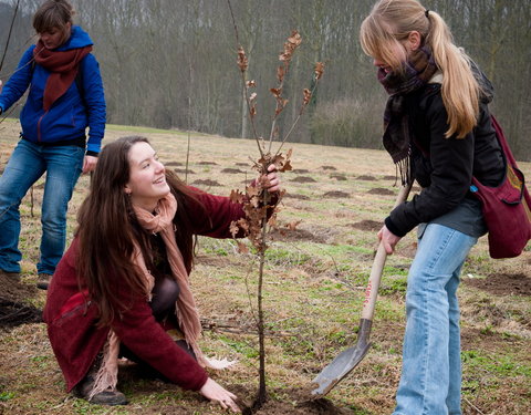 Aanplanten van laatste bomen van het eerste UGent-bos, een initiatief van het UGent1010-team (studentenorganisatie die de ecolog